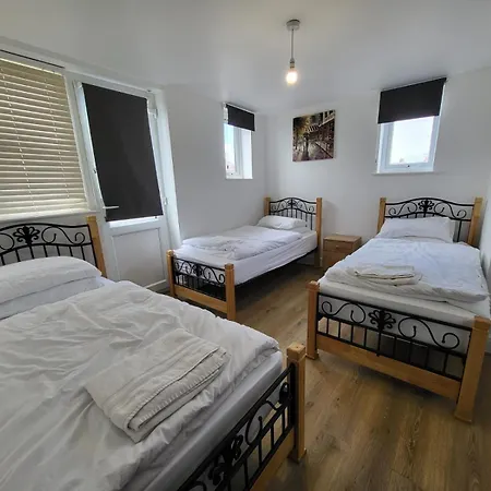 Serene 1 Bedroom, 3 Single Beds * Bristol