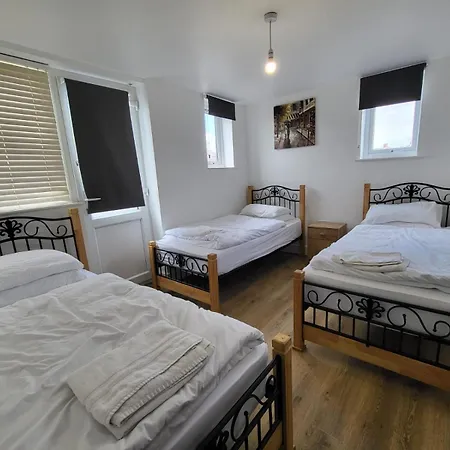 Serene 1 Bedroom, 3 Single Beds بريستول