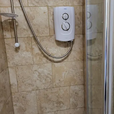 Serene 1 Bedroom, 3 Single Beds * بريستول