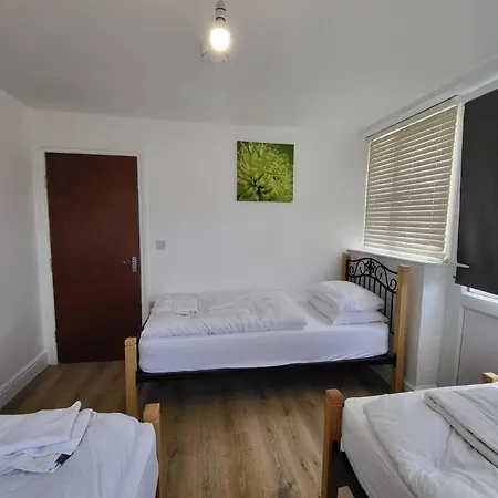 Serene 1 Bedroom, 3 Single Beds شقة